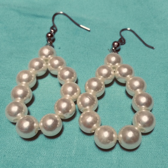 BCBG pearl earrings - Picture 2 of 5